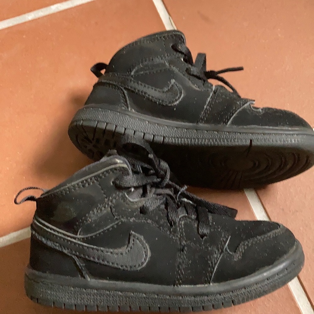 Black nike sneakers